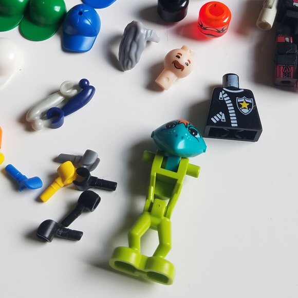Lego Miscellaneous Mini Figure Pieces - Picture 12 of 12